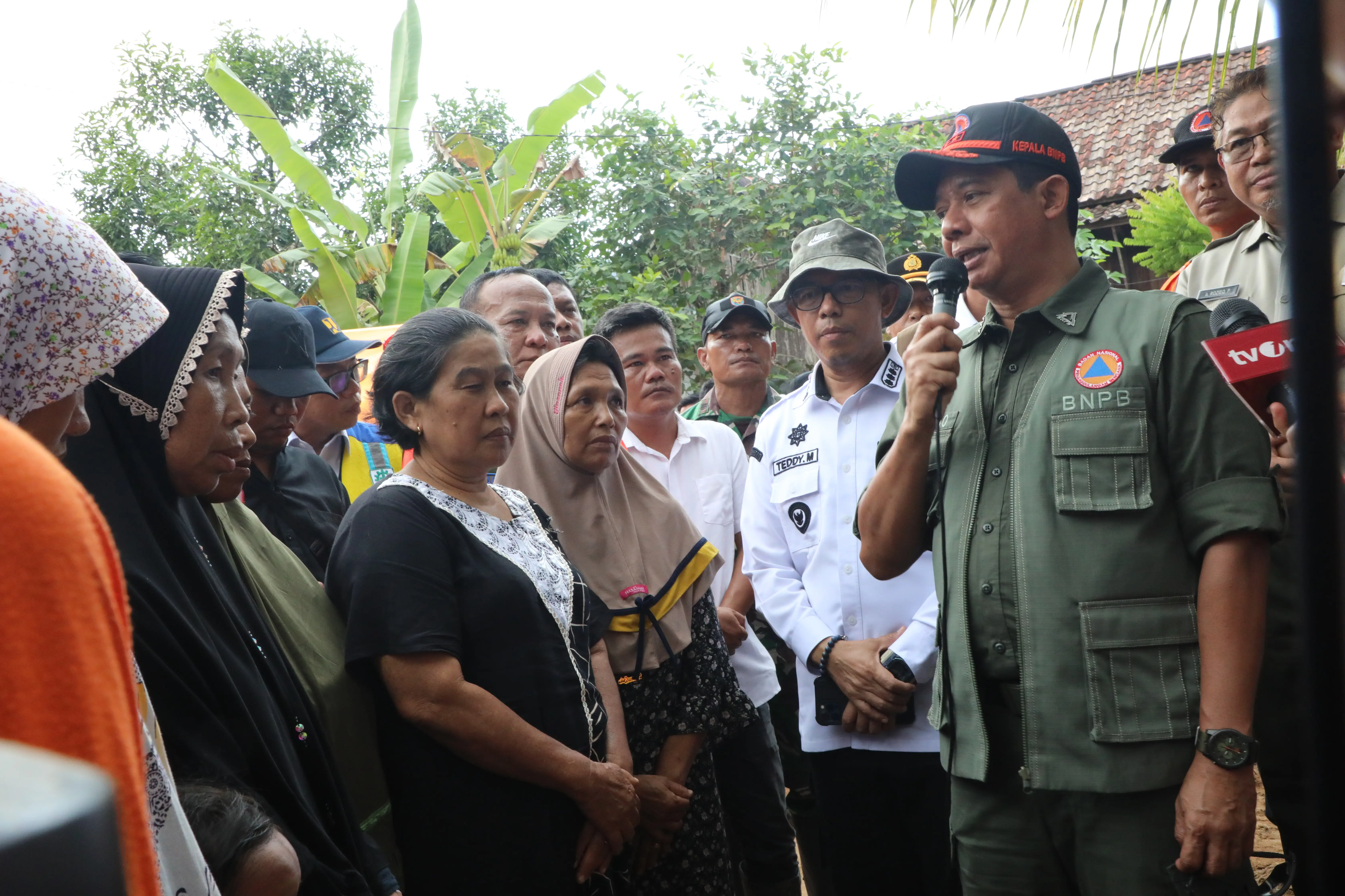 Pada kesempatan yang sama, Kepala BNPB Letnan Jenderal TNI Suharyanto, S.Sos., M.M., juga turut bertemu warga yang terdampak banjir guna memberikan dukungan moril dan menyerahkan bantuan untuk memenuhi kebutuhan sehari-hari. 